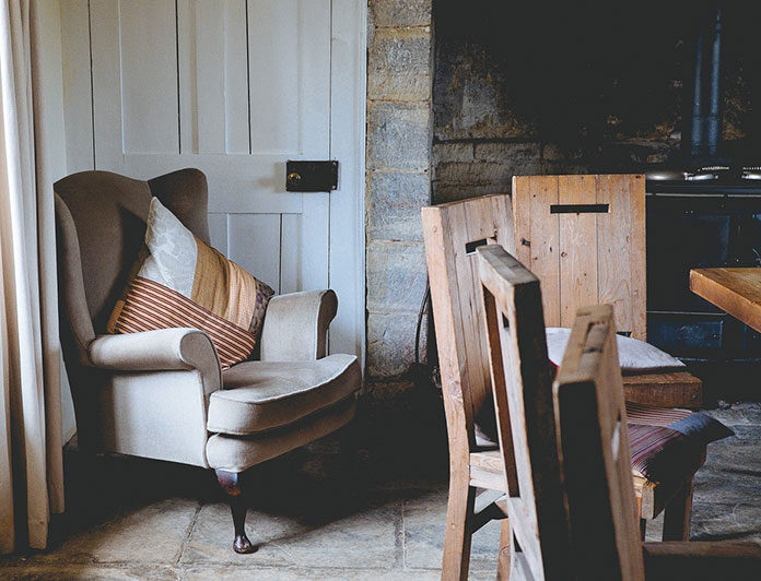 Jak dbać o krzesła drewniane