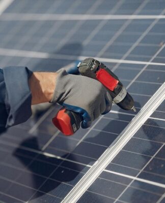 Rodzaje śrub stosowanych przy montażu paneli fotowoltaicznych